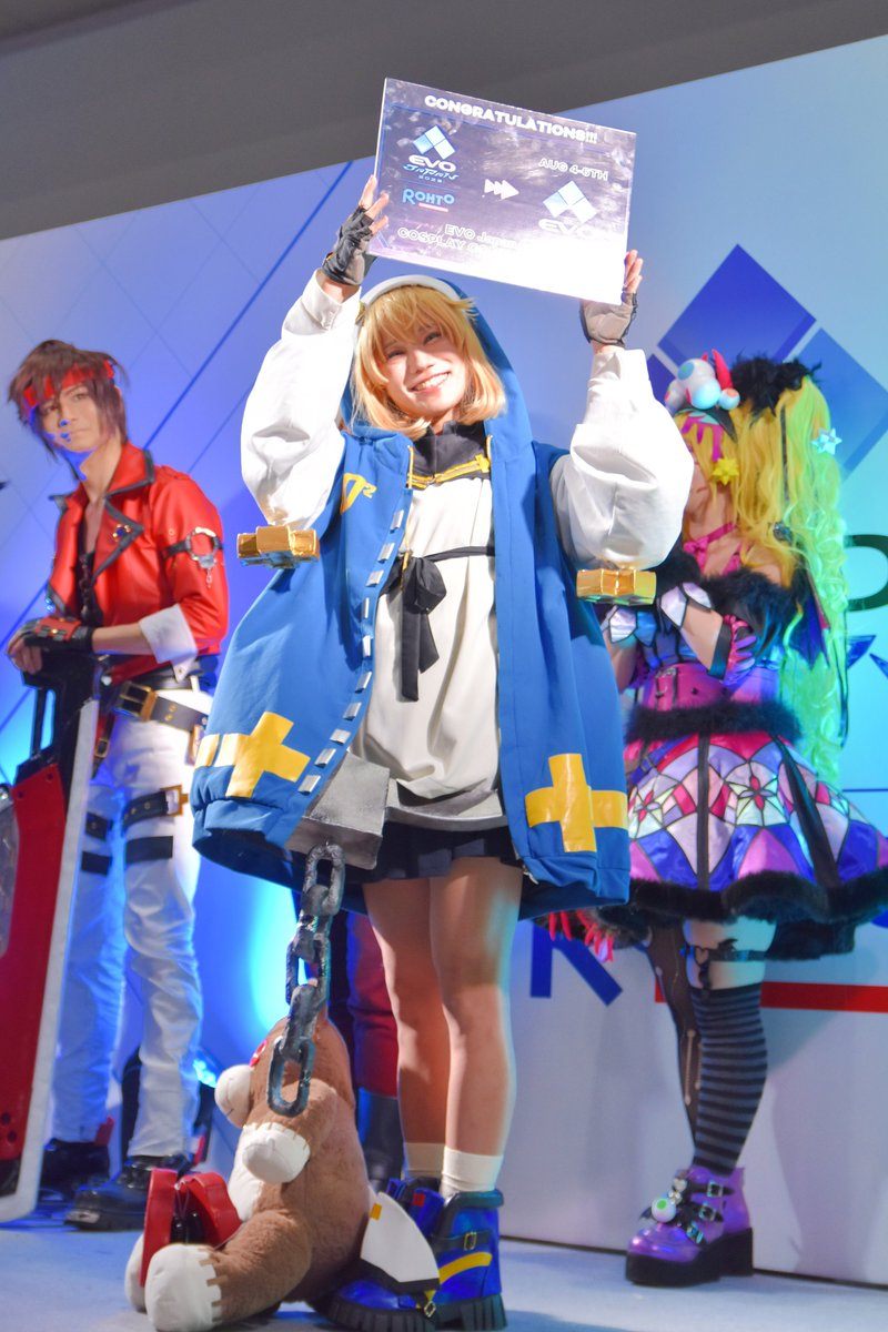 ONESAYA as Bridget holding the EVO Japan 2023 cosplay champion award on stage