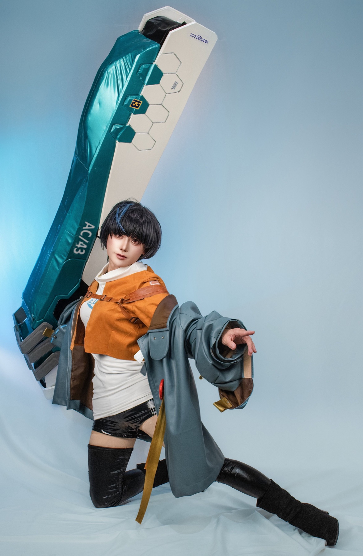 ONESAYA cosplaying Unika with an oversized weapon prop